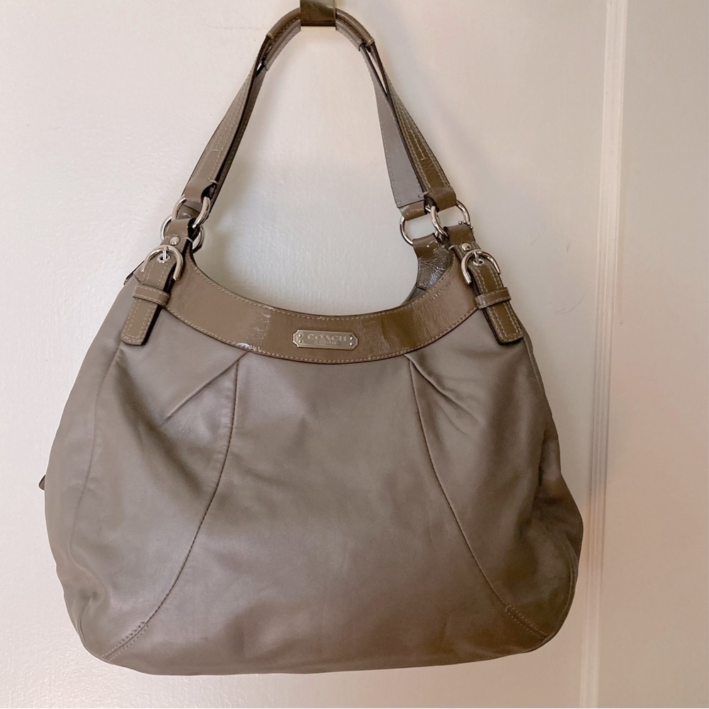 Authentic Coach Hobo Shoulder Bag in Taupe Leather Medium/Large